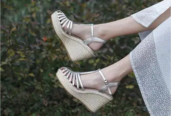 Drop Shipping Kadın Moda Gümüş Bej Deri Keser Kapalı Ayak Saman Dokuma Kama Sandalet Kadın Roma platform sandaletler