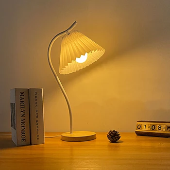 Iskandinav Yaratıcı Ahşap LED masa lambaları Kumaş Abajur Sanat Demir Göz Koruması okuma masası Lambası Oturma Odası Yatak Odası Ev